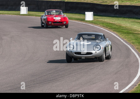 Ferrari 275 GTB/C und Morgan Plus 4 SLR beim Goodwood Revival 2012 Stockfoto