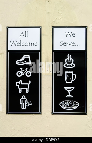 Nonverbale Kommunikation Bildzeichen Sprache. Cafe Schild Beddgelert Gwynedd Snowdonia National Park Wales UK. Alle Willkommen Wir servieren 2013, 2010er HOMER SYKES Stockfoto