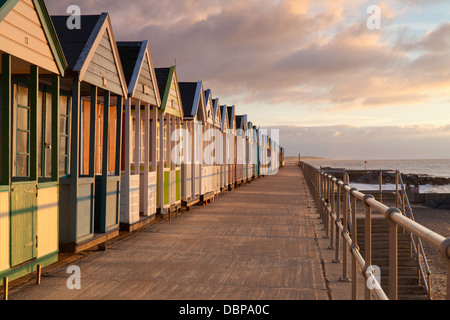 Strandhütten auf Southwold North Promenade. Stockfoto
