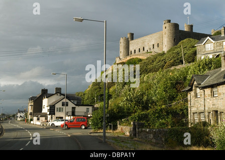 Harlech Castle Gwynedd A 496 Straße verläuft unterhalb der Burg West Wales Küstenstraße. UK HOMER SYKES Stockfoto