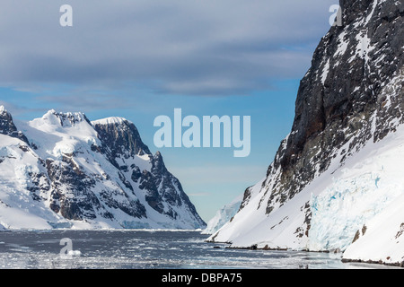 Schneebedeckte Berge des Lemaire-Kanal, Antarktis, Südlicher Ozean, Polarregionen Stockfoto