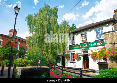 17. Jahrhundert traditionellen britischen Pub mit Brücke, Fluss und Blumen Stockfoto