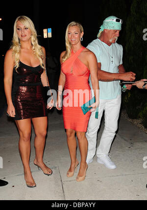 Brooke Hogan, Jennifer McDaniel und Hulk Hogan besuchen ihr Porträt Enthüllung auf der Ausstellung "Frauen In Käfigen" Cafeína Lounge Miami, Florida - 11.08.11 Stockfoto