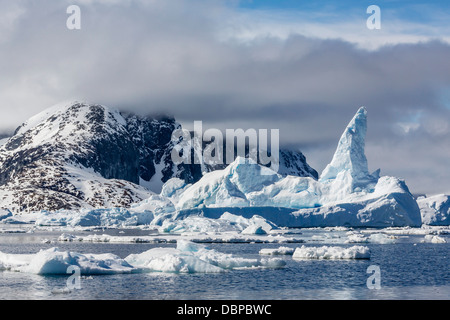 Riesiger Eisberg unter Meereis auf den Yalour Inseln, Westseite der antarktischen Halbinsel, Südpolarmeer, Polarregionen Stockfoto
