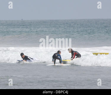 David Beckham Bodyboarden mit seinen Söhnen Cruz und Romeo auf Malibu Beach Los Angeles, Kalifornien - 13.08.11 Stockfoto