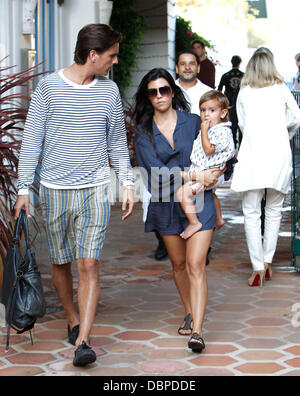 Kourtney Kardashian und Scott Disick ihr Sohn Mason Dash Disick gelten, so dass Restaurant Taverna Tony in Malibu Mailbu, Kalifornien - 14.08.11 Stockfoto