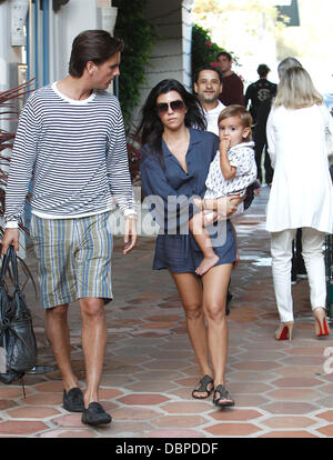 Kourtney Kardashian und Scott Disick ihr Sohn Mason Dash Disick gelten, so dass Restaurant Taverna Tony in Malibu Mailbu, Kalifornien - 14.08.11 Stockfoto