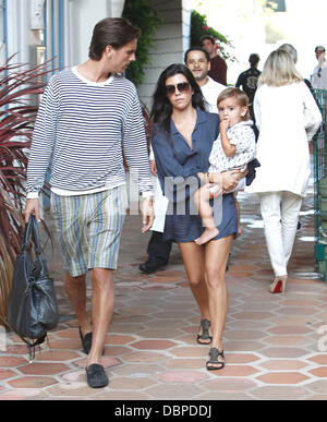 Kourtney Kardashian und Scott Disick ihr Sohn Mason Dash Disick gelten, so dass Restaurant Taverna Tony in Malibu Mailbu, Kalifornien - 14.08.11 Stockfoto
