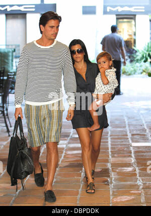 Kourtney Kardashian und Scott Disick ihr Sohn Mason Dash Disick gelten, so dass Restaurant Taverna Tony in Malibu Mailbu, Kalifornien - 14.08.11 Stockfoto