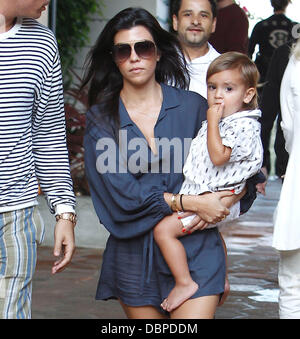 Kourtney Kardashian und ihr Sohn Mason Dash Disick gelten, so dass Restaurant Taverna Tony in Malibu Mailbu, Kalifornien - 14.08.11 Stockfoto