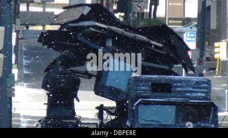 Die Batplane wird durch eine Szene mit einem Batman-Figur im Cockpit am Set des neuen Batman-Film "Dark Knight Rises" Dreharbeiten in Pittsburgh, Pennsylvania, USA - 14.08.11 transportiert. Stockfoto