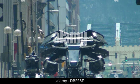 Die Batplane wird durch eine Szene mit einem Batman-Figur im Cockpit am Set des neuen Batman-Film "Dark Knight Rises" Dreharbeiten in Pittsburgh, Pennsylvania, USA - 14.08.11 transportiert. Stockfoto