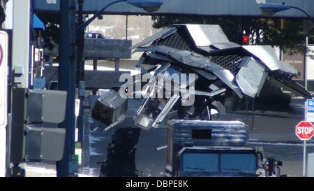 Die Batplane wird durch eine Szene mit einem Batman-Figur im Cockpit am Set des neuen Batman-Film "Dark Knight Rises" Dreharbeiten in Pittsburgh, Pennsylvania, USA - 14.08.11 transportiert. Stockfoto