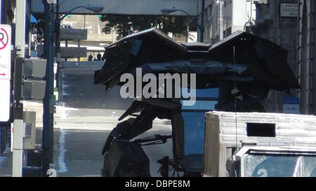 Die Batplane wird durch eine Szene mit einem Batman-Figur im Cockpit am Set des neuen Batman-Film "Dark Knight Rises" Dreharbeiten in Pittsburgh, Pennsylvania, USA - 14.08.11 transportiert. Stockfoto