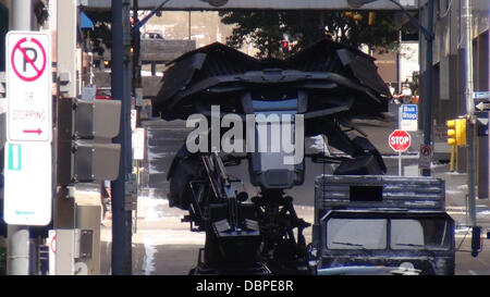 Die Batplane wird durch eine Szene mit einem Batman-Figur im Cockpit am Set des neuen Batman-Film "Dark Knight Rises" Dreharbeiten in Pittsburgh, Pennsylvania, USA - 14.08.11 transportiert. Stockfoto