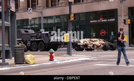 Die Batplane wird durch eine Szene mit einem Batman-Figur im Cockpit am Set des neuen Batman-Film "Dark Knight Rises" Dreharbeiten in Pittsburgh, Pennsylvania, USA - 14.08.11 transportiert. Stockfoto