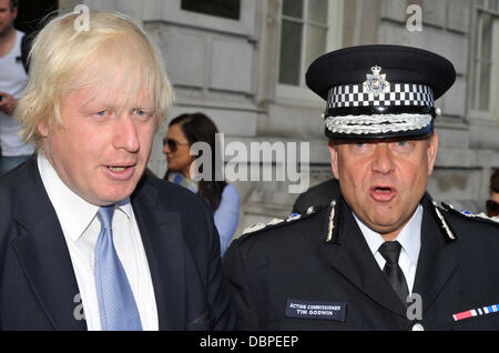 Bürgermeister Boris Johnson und handeln Metropolitan Police Commissioner Tim Goodwin verlassen Cabinet Office, nachdem ein COBRA-treffen in Reaktion auf die Unruhen in London genannt. London, England - 15.08.11 Stockfoto