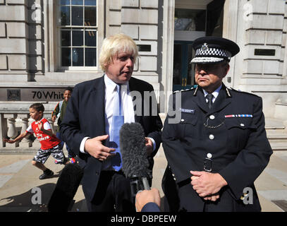 Bürgermeister Boris Johnson und handeln Metropolitan Police Commissioner Tim Goodwin verlassen Cabinet Office, nachdem ein COBRA-treffen in Reaktion auf die Unruhen in London genannt. London, England - 15.08.11 Stockfoto