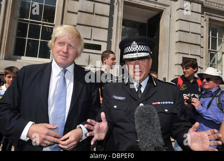 Bürgermeister Boris Johnson und handeln Metropolitan Police Commissioner Tim Goodwin verlassen Cabinet Office, nachdem ein COBRA-treffen in Reaktion auf die Unruhen in London genannt. London, England - 15.08.11 Stockfoto