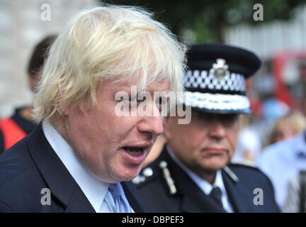 Bürgermeister Boris Johnson und handeln Metropolitan Police Commissioner Tim Goodwin verlassen Cabinet Office, nachdem ein COBRA-treffen in Reaktion auf die Unruhen in London genannt. London, England - 15.08.11 Stockfoto