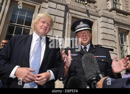 Bürgermeister Boris Johnson und handeln Metropolitan Police Commissioner Tim Goodwin verlassen Cabinet Office, nachdem ein COBRA-treffen in Reaktion auf die Unruhen in London genannt. London, England - 15.08.11 Stockfoto