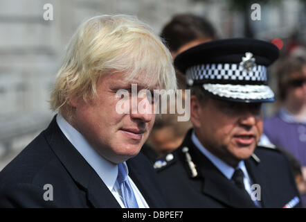 Bürgermeister Boris Johnson und handeln Metropolitan Police Commissioner Tim Goodwin verlassen Cabinet Office, nachdem ein COBRA-treffen in Reaktion auf die Unruhen in London genannt. London, England - 15.08.11 Stockfoto