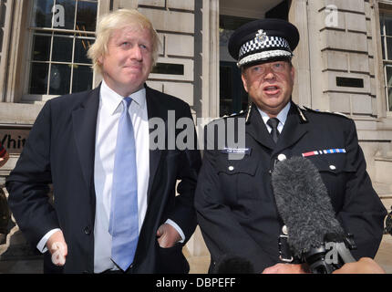 Bürgermeister Boris Johnson und handeln Metropolitan Police Commissioner Tim Goodwin verlassen Cabinet Office, nachdem ein COBRA-treffen in Reaktion auf die Unruhen in London genannt. London, England - 15.08.11 Stockfoto