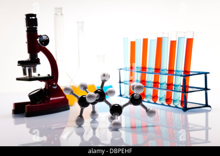 Laborglas mit flüssiger Farbe Stockfoto