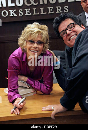 Jane Fonda unterschreibt Exemplare ihres Buches "Prime-Time: Making The Most Of alle Of Your Life" im Barnes & Noble in The Grove Los Angeles, Kalifornien - 15.08.11 Stockfoto