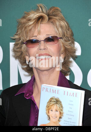 Jane Fonda unterschreibt Exemplare ihres Buches "Prime-Time: Making The Most Of alle Of Your Life" im Barnes & Noble in The Grove Los Angeles, Kalifornien - 15.08.11 Stockfoto