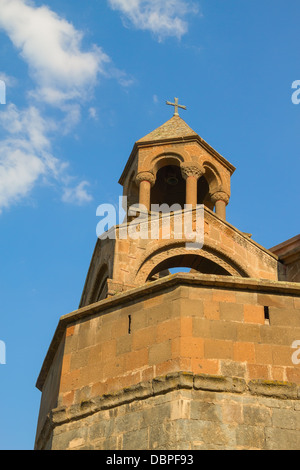 Der rechten Glockenturm der Kathedrale in Etschmiadsin auf dem Hintergrund des Himmels Stockfoto