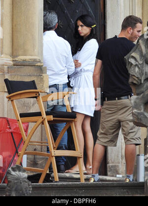 Victoria's Secret-Model Adriana Lima, nimmt eine Auszeit, während einen Werbespot in Prag, Tschechische Republik-Prag, Tschechische Republik - 16.08.11 schießen Stockfoto