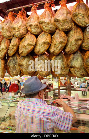 Mercado Central (Central Market) Stall zu verkaufen Rohschinken, Valencia, Spanien, Europa Stockfoto