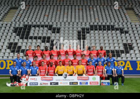 Mannschaftsfoto des deutschen Bundesligisten SC Freiburg während der offiziellen Fototermin für die Saison 2013 / 14 am 5. Juli 2013 in das Mage Solar-Stadion in Freiburg (Baden-Württemberg). Hintere Reihe (l-R): Immanuel Höhn, Mensur Mujdza, Fallou Diagne, Sebastian Freis, Julian Schuster, Pavel Krmas, Matthias Ginter, Mike Hanke, Sebastian Kerk, Karim Guede. Mittlere Reihe (l-R): Team Medizin Dr. Andreas Aust, Busfahrer Stefan Spohn, Vaclav Pilar, Vegar Eggen Hedenstad, Marco Terrazzino, Hendrick Zuck, Felix Klaus, Francis Coquelin, Oliver Sorg, Trainer Christian Streich, Co-Trainer Lars Voßler, als Stockfoto