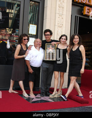 Rhea Perlman und Danny DeVito mit ihren Kindern, die mit einem Stern auf dem Hollywood Walk of Fame, Danny DeVito geehrt wird am Hollywood Boulevard Los Angeles, Kalifornien - 18.08.11 statt Stockfoto