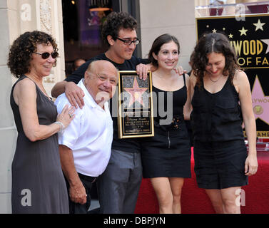 Rhea Perlman und Danny DeVito mit ihren Kindern, die mit einem Stern auf dem Hollywood Walk of Fame, Danny DeVito geehrt wird am Hollywood Boulevard Los Angeles, Kalifornien - 18.08.11 statt Stockfoto