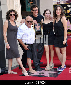 Rhea Perlman und Danny DeVito mit ihren Kindern, die mit einem Stern auf dem Hollywood Walk of Fame, Danny DeVito geehrt wird am Hollywood Boulevard Los Angeles, Kalifornien - 18.08.11 statt Stockfoto