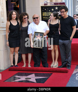 Rhea Perlman und Danny DeVito mit ihren Kindern, die mit einem Stern auf dem Hollywood Walk of Fame, Danny DeVito geehrt wird am Hollywood Boulevard Los Angeles, Kalifornien - 18.08.11 statt Stockfoto