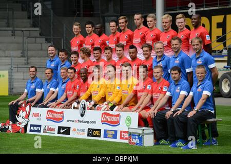 Mannschaftsfoto des deutschen Bundesligisten SC Freiburg während der offiziellen Fototermin für die Saison 2013 / 14 am 5. Juli 2013 in das Mage Solar-Stadion in Freiburg (Baden-Württemberg). Hintere Reihe (l-R): Immanuel Höhn, Mensur Mujdza, Fallou Diagne, Sebastian Freis, Julian Schuster, Pavel Krmas, Matthias Ginter, Mike Hanke, Sebastian Kerk, Karim Guede. Mittlere Reihe (l-R): Team Medizin Dr. Andreas Aust, Busfahrer Stefan Spohn, Vaclav Pilar, Vegar Eggen Hedenstad, Marco Terrazzino, Hendrick Zuck, Felix Klaus, Francis Coquelin, Oliver Sorg, Trainer Christian Streich, Co-Trainer Lars Voßler, als Stockfoto