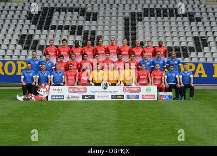 Mannschaftsfoto des deutschen Bundesligisten SC Freiburg während der offiziellen Fototermin für die Saison 2013 / 14 am 5. Juli 2013 in das Mage Solar-Stadion in Freiburg (Baden-Württemberg). Hintere Reihe (l-R): Immanuel Höhn, Mensur Mujdza, Fallou Diagne, Sebastian Freis, Julian Schuster, Pavel Krmas, Matthias Ginter, Mike Hanke, Sebastian Kerk, Karim Guede. Mittlere Reihe (l-R): Team Medizin Dr. Andreas Aust, Busfahrer Stefan Spohn, Vaclav Pilar, Vegar Eggen Hedenstad, Marco Terrazzino, Hendrick Zuck, Felix Klaus, Francis Coquelin, Oliver Sorg, Trainer Christian Streich, Co-Trainer Lars Voßler, als Stockfoto