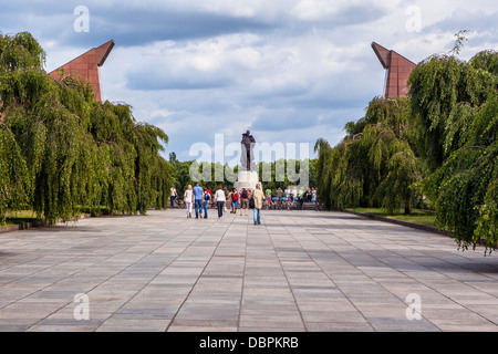 Zwei rote Granitfahnen und Soldatenstatue am sowjetischen Kriegsdenkmal für 7000 WW2 verstorbene Soldaten in Treptow, Berlin Stockfoto