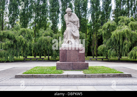 Statue der weinenden Frau stellt Mutterland Trauer Verlust von 7000 Soldaten sowjetischen Krieg Denkmal - Treptow, Berlin Stockfoto