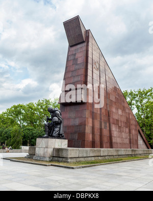 Abstract Granitfahne & Soldatenskulptur mit gesenktem Kopf am sowjetischen Kriegsdenkmal für 7000 WW2 verstorbene Soldaten, Treptower Park, Berlin, Deutschland Stockfoto