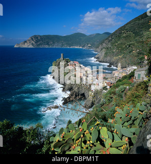 Blick auf das Dorf von Vernazza, UNESCO-Weltkulturerbe, Ligurien Cinque Terre, Italien, Mittelmeer, Europa Stockfoto