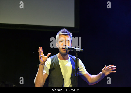 Die Magnete am Unterbauch drücken Sie Start, Edinburgh Fringe Festival 2013 Stockfoto