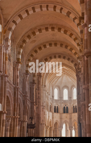 Das Kirchenschiff der Basilique Sainte-Marie-Madeleine, Vezelay, Yonne, Burgund, Frankreich, Europa Stockfoto