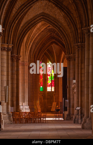 Eine Schneise in Saint-Cyr-et-Sainte-Julitte de Nevers Kathedrale von Nevers, Burgund, Frankreich Stockfoto