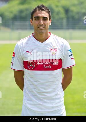 Deutsche Fußball Bundesliga Club VfB Stuttgart Mohammed Abdellaoue stellt während der offiziellen Fototermin für die Saison 2013 / 14 in Stuttgart, am 10. Juli 2013. Foto: Daniel Bockwoldt/dpa Stockfoto