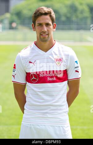 Deutsche Fußball Bundesliga Club VfB Stuttgart Rani Khedira stellt während der offiziellen Fototermin für die Saison 2013 / 14 in Stuttgart, am 10. Juli 2013. Foto: Daniel Bockwoldt/dpa Stockfoto