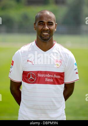 Deutsche Fußball Bundesliga Club VfB Stuttgart Cacau stellt während der offiziellen Fototermin für die Saison 2013 / 14 in Stuttgart, am 10. Juli 2013. Foto: Daniel Maurer/dpa Stockfoto